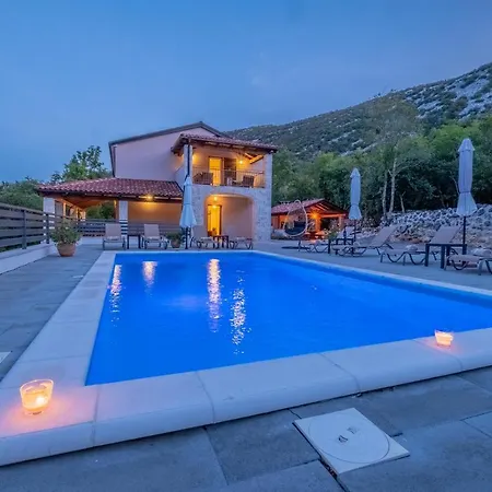 Amazing 4 Bedroom With Swimming Pool And Wifi, Family Frendly Villa *
