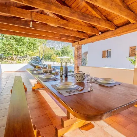 Amazing 4 Bedroom With Swimming Pool And Wifi, Family Frendly * Tribalj (Primorsko-Goranska)