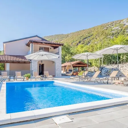 Amazing 4 Bedroom With Swimming Pool And Wifi, Family Frendly