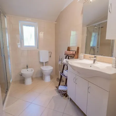 فيلة Amazing 4 Bedroom With Swimming Pool And Wifi, Family Frendly Tribalj (Primorsko-Goranska)