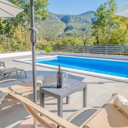 Amazing 4 Bedroom With Swimming Pool And Wifi, Family Frendly فيلة Tribalj (Primorsko-Goranska)