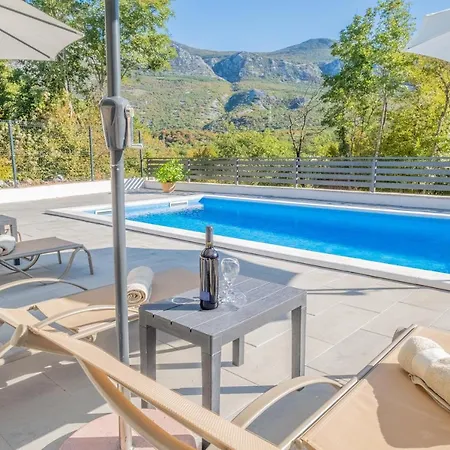 Amazing 4 Bedroom With Swimming Pool And Wifi, Family Frendly Villa Tribalj (Primorsko-Goranska)