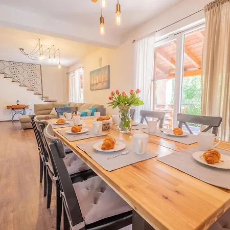 Amazing 4 Bedroom With Swimming Pool And Wifi, Family Frendly