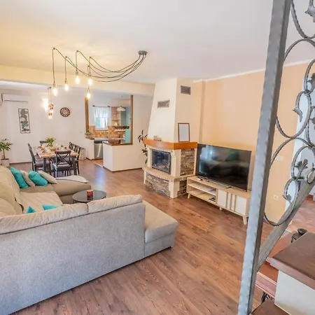 Amazing 4 Bedroom With Swimming Pool And Wifi, Family Frendly Villa *
