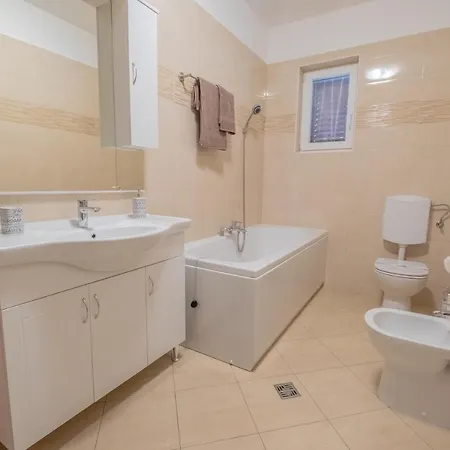 Amazing 4 Bedroom With Swimming Pool And Wifi, Family Frendly