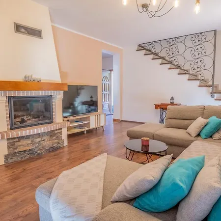 Villa Amazing 4 Bedroom With Swimming Pool And Wifi, Family Frendly Tribalj (Primorsko-Goranska)