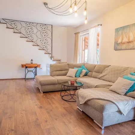 Amazing 4 Bedroom With Swimming Pool And Wifi, Family Frendly * Tribalj (Primorsko-Goranska)