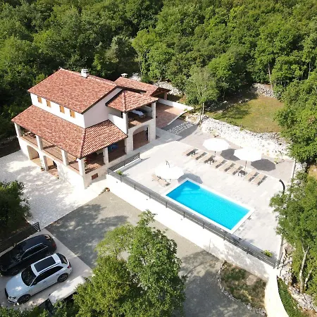 Amazing 4 Bedroom With Swimming Pool And Wifi, Family Frendly Willa *