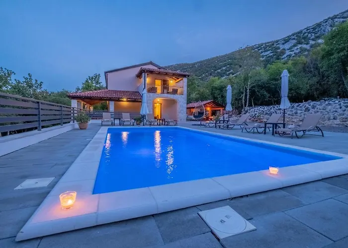 Amazing 4 Bedroom With Swimming Pool And Wifi, Family Frendly Willa *
