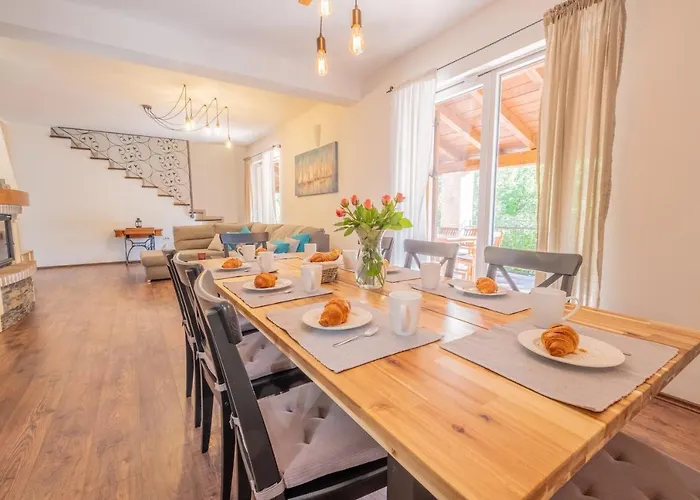 Amazing 4 Bedroom With Swimming Pool And Wifi, Family Frendly