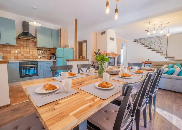 Amazing 4 Bedroom With Swimming Pool And Wifi, Family Frendly