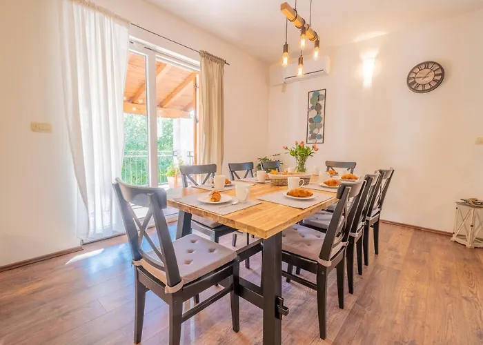 Amazing 4 Bedroom With Swimming Pool And Wifi, Family Frendly Willa Tribalj (Primorsko-Goranska)