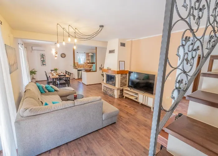 Amazing 4 Bedroom With Swimming Pool And Wifi, Family Frendly Willa *