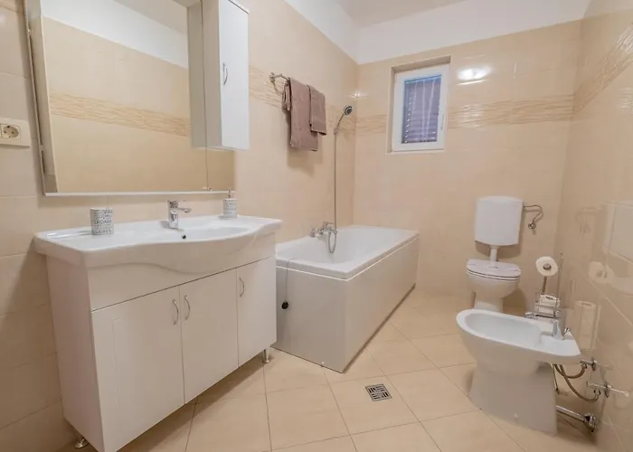 Amazing 4 Bedroom With Swimming Pool And Wifi, Family Frendly