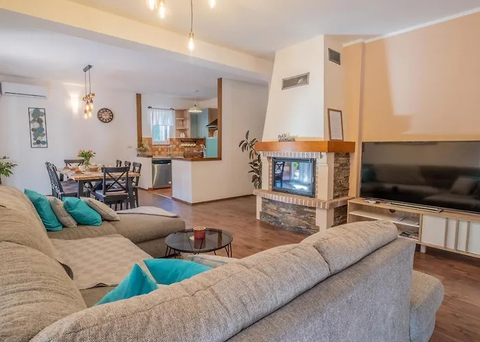 Amazing 4 Bedroom With Swimming Pool And Wifi, Family Frendly Willa *