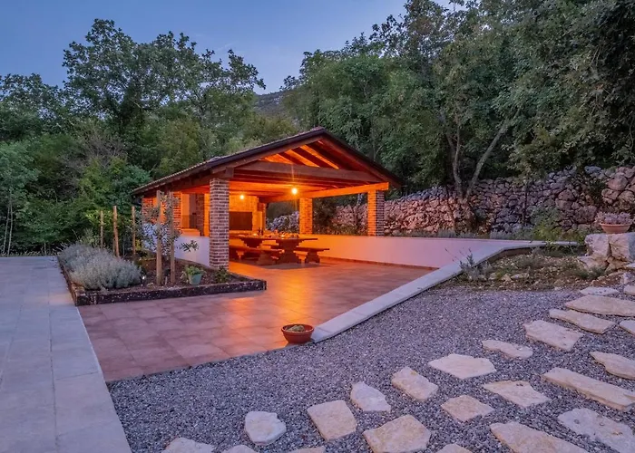 Amazing 4 Bedroom With Swimming Pool And Wifi, Family Frendly Willa
