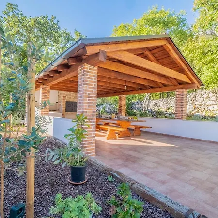 Villa Amazing 4 Bedroom With Swimming Pool And Wifi, Family Frendly Tribalj (Primorsko-Goranska)
