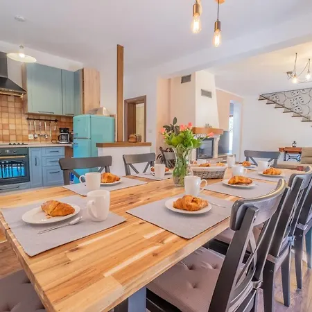 Amazing 4 Bedroom With Swimming Pool And Wifi, Family Frendly