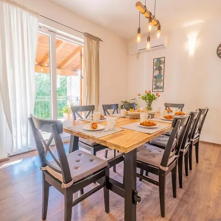 Amazing 4 Bedroom With Swimming Pool And Wifi, Family Frendly Villa Tribalj (Primorsko-Goranska)