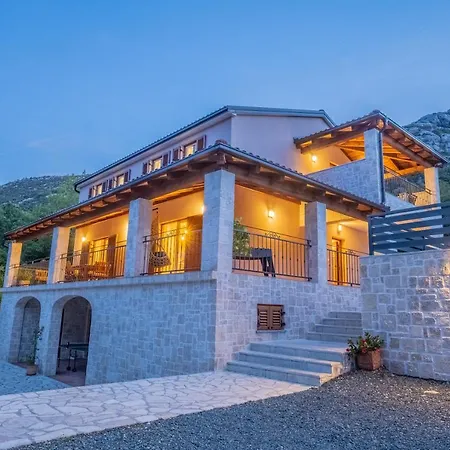 Amazing 4 Bedroom With Swimming Pool And Wifi, Family Frendly *