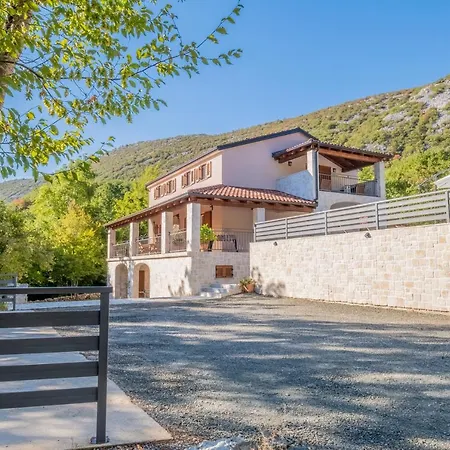 Amazing 4 Bedroom With Swimming Pool And Wifi, Family Frendly