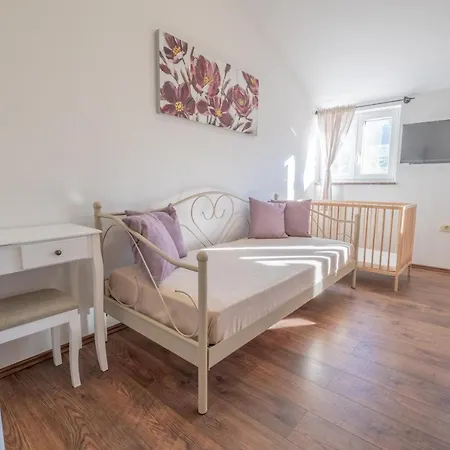 Villa Amazing 4 Bedroom With Swimming Pool And Wifi, Family Frendly Tribalj (Primorsko-Goranska)
