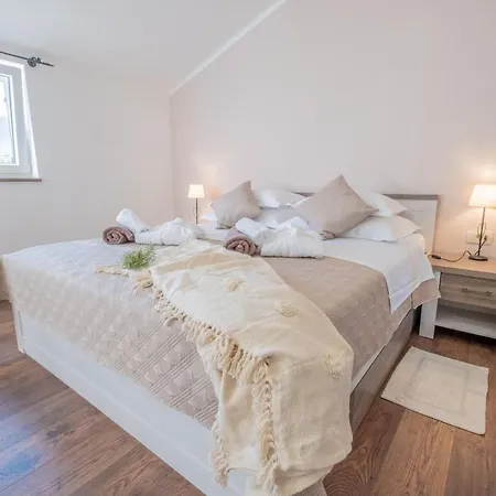 Amazing 4 Bedroom With Swimming Pool And Wifi, Family Frendly Villa Tribalj (Primorsko-Goranska)