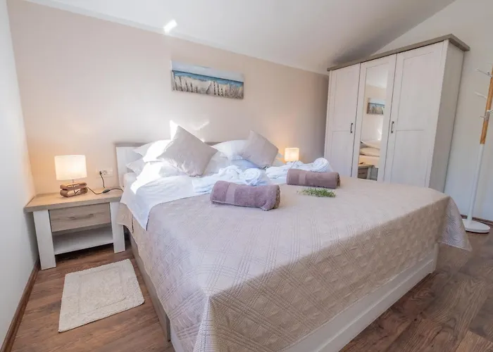 Villa Amazing 4 Bedroom With Swimming Pool And Wifi, Family Frendly Tribalj