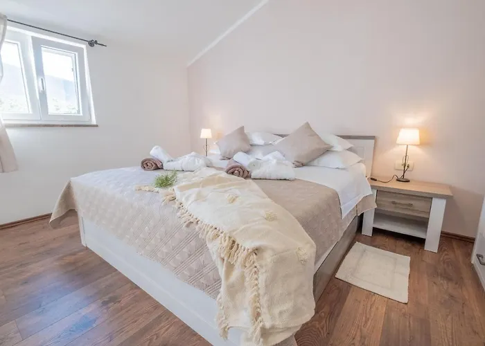 Amazing 4 Bedroom With Swimming Pool And Wifi, Family Frendly Villa Tribalj
